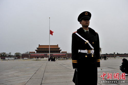 天安门广场今天清晨开始下半旗为玉树志哀