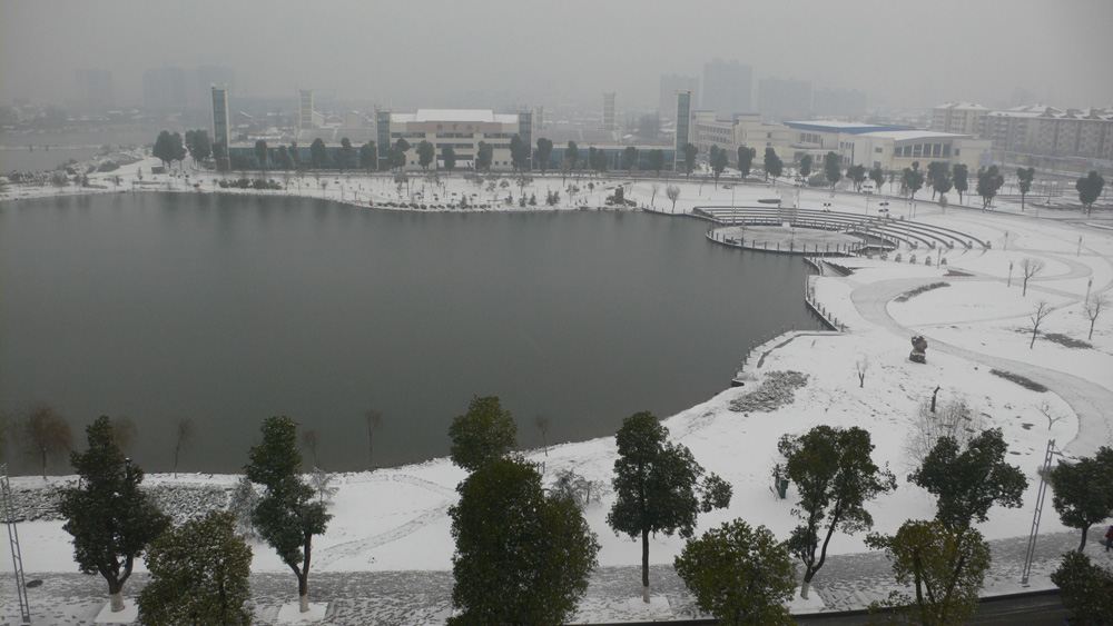 校园雪景