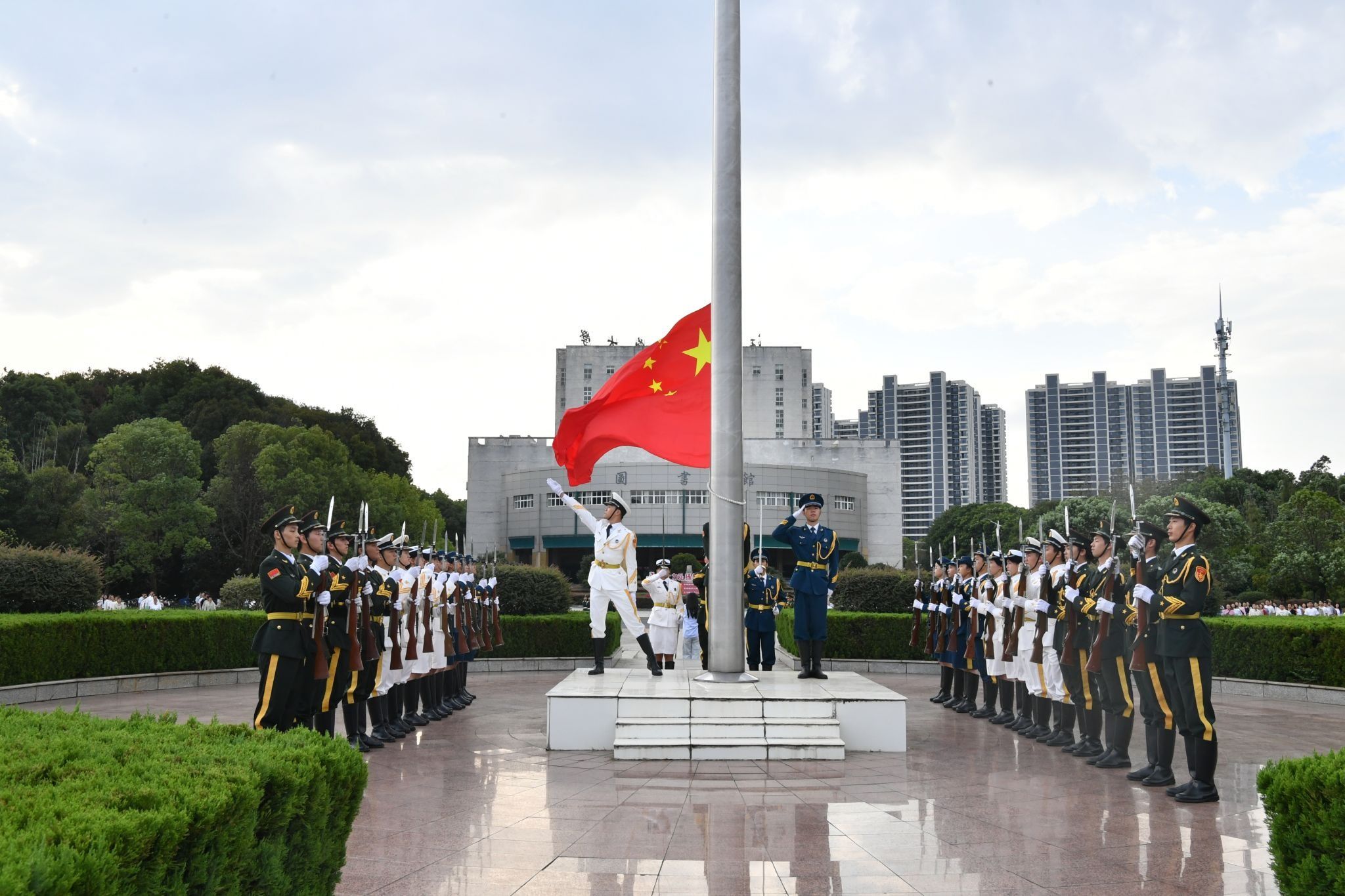 学校隆重举行国庆升国旗仪式