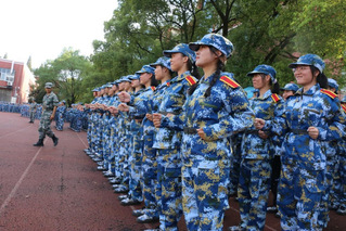 暖阳下，迎芬芳 ——教官、班助...