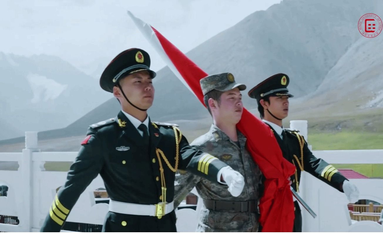 民大学子在帕米尔高原与边防官兵同唱国歌、同升国旗