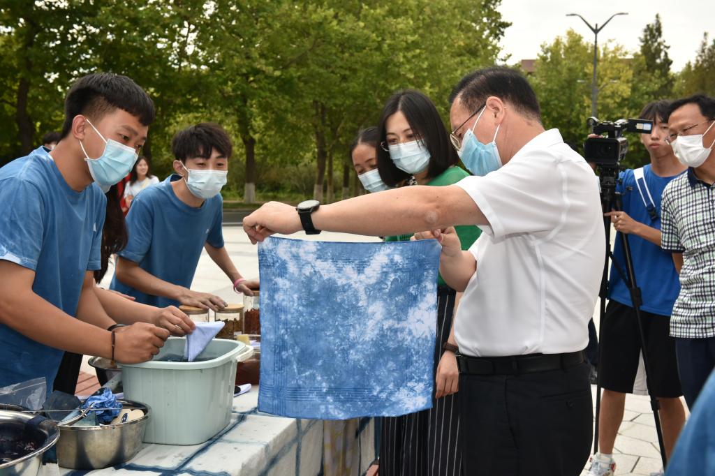 蓝染谢师恩 铸魂育新人——学校举办感恩教师节“蓝染方巾”文化体验活动