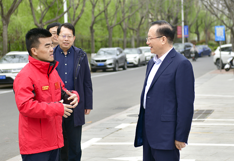 罗公利看望慰问南极科考凯旋的青年教师王磊