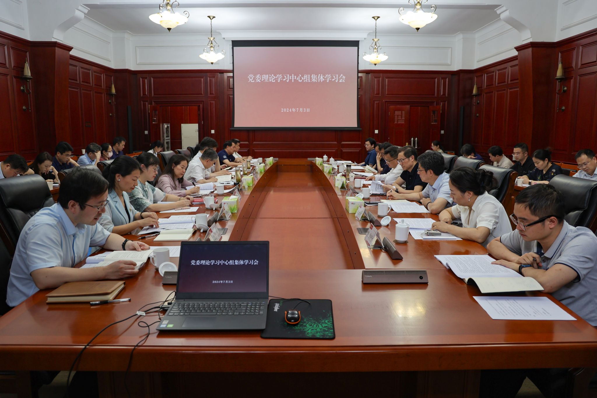 校党委理论学习中心组持续开展党纪学习教育专题学习