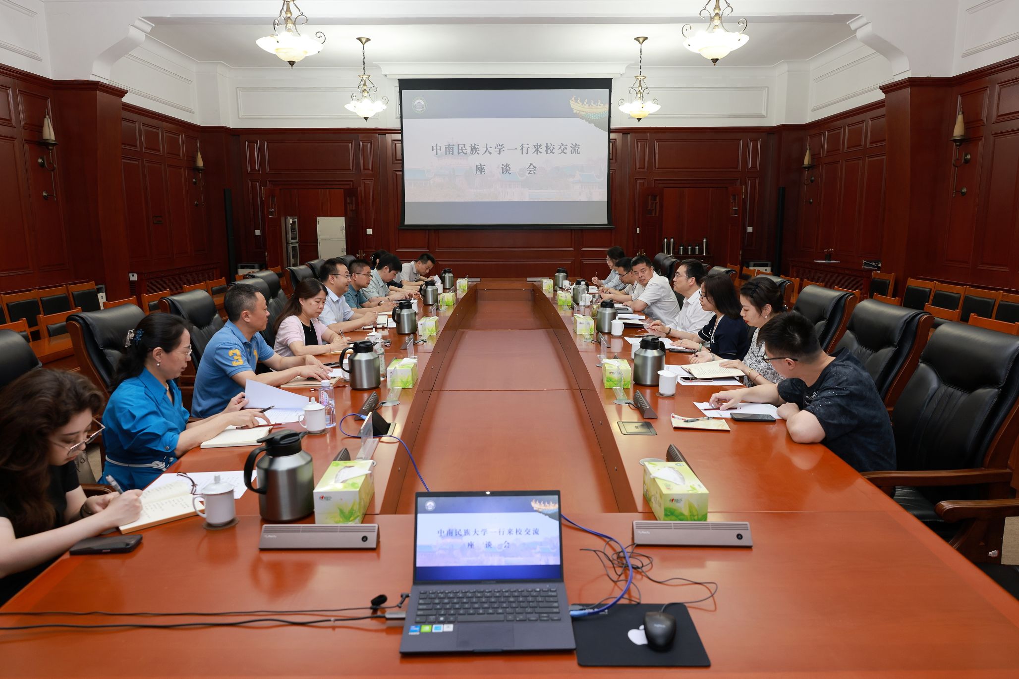 中南民族大学来校座谈交流宣传思想文化等工作