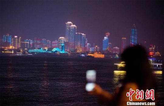 长江夜景(资料图) 张畅 摄