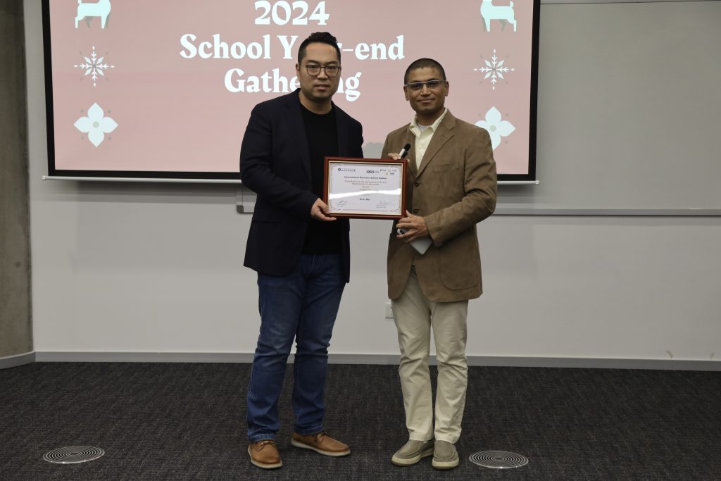 Dr. Li Xie Honoured with 2024 Teaching Excellence Award for Pioneering AI Integration in Education