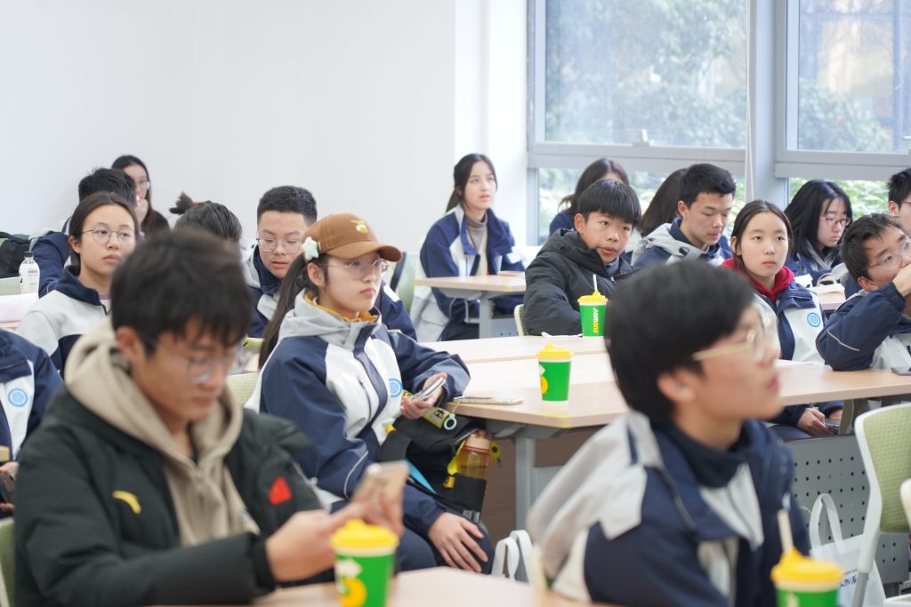 上海建平中学学生走进西浦数学物理学院 感受数学魅力