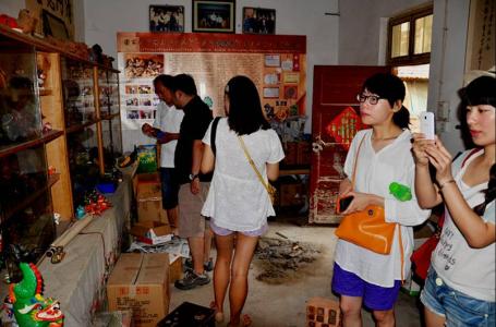 Tutors and Graduates Investigating in the workshop of Wang XueFeng, the Successor of niguguchuan if Jun county